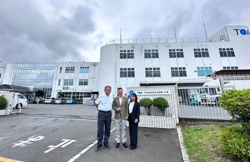 TOA結城第一工場前での記念撮影